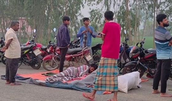 জ্বালানি তেলের আশায় রাস্তায় ঘুম
