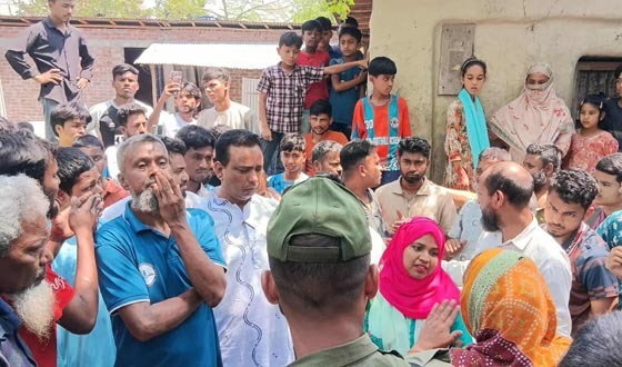 স্কুল-মাদরাসায় যাতায়াতের রাস্তা বন্ধ করার প্রতিবাদে মানববন্ধন
