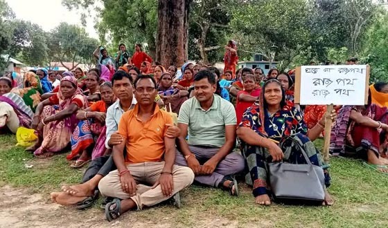 মানবিক সংকটে শ্রমিকরা, পাশে দাঁড়ালেন এমপি পুত্র