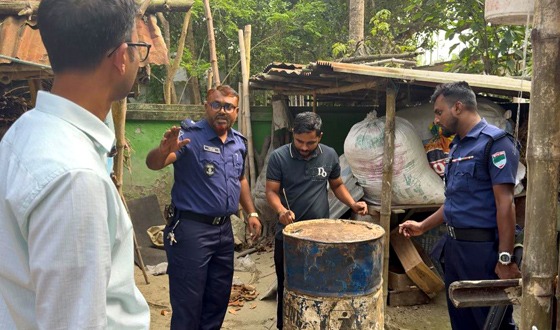 অবৈধভাবে পেট্রোল মজুদ ও অতিরিক্ত দামে বিক্রির অভিযোগে জরিমানা