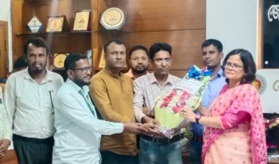 জেলা প্রশাসককে ইউপি পরিষদ প্রশাসনিক সমিতির ফুলেল শুভেচ্ছা