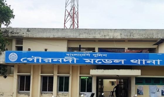 বন্ধ দোকানের মধ্যে থেকে অর্ধগলিত লাশ উদ্ধার