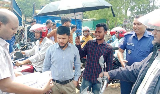 মান্দায় অতিরিক্ত দামে পেট্রল বিক্রির অভিযোগে ব্যবসায়ীকে জরিমানা