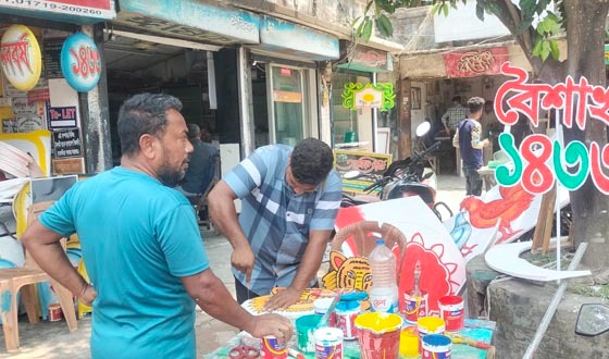 সাতক্ষীরায় বৈশাখের রং, নাওয়া-খাওয়া ভুলে ব্যস্ত শিল্পীরা