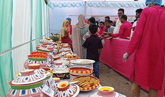 বিলুপ্তপ্রায় দেশীয় ফল ও পিঠার আপ্যায়নে পিরোজপুরে বর্ষবরণ