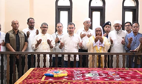 মাওলানা ভাসানীর মাজার জিয়ারত করলেন প্রধানমন্ত্রী