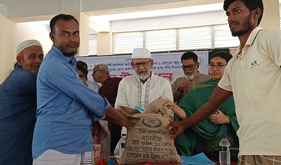 সাপাহারে কৃষকদের মাঝে বিনামূল্যে বীজ ও সার বিতরণ