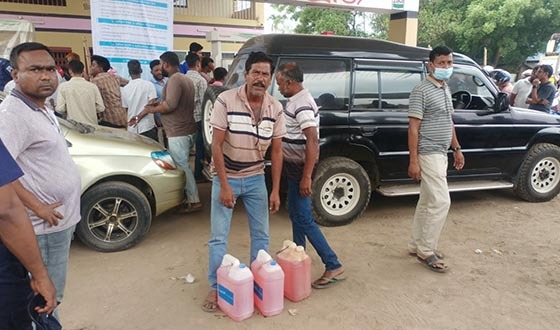 গাইবান্ধায় তেল বিতরণে অনিয়ম স্বজনপ্রীতি ও স্বেচ্ছাচারিতায় ক্ষোভ