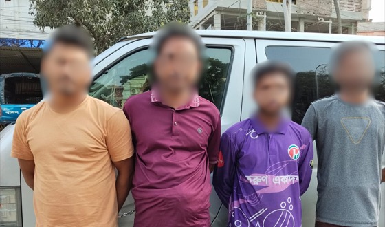 পাবনায় ৪ টি অস্ত্র ও ১৬ রাউন্ড কার্তুজসহ ৪ আসামি গ্রেফতার