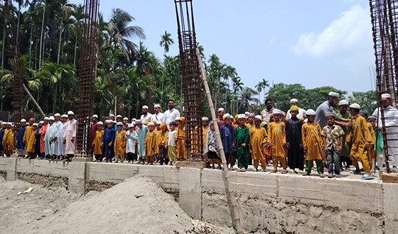 লালমোহন হাফিজিয়া মাদ্রাসার নির্মানাধীন ভবনের কাজ বন্ধ, বিপাকে শিক্ষার্থী