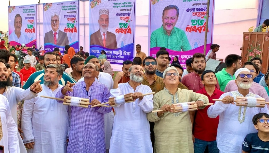 রাজশাহীর পদ্মাপাড়ে বর্ণাঢ্য আয়োজনে ঘুড়ি উৎসব