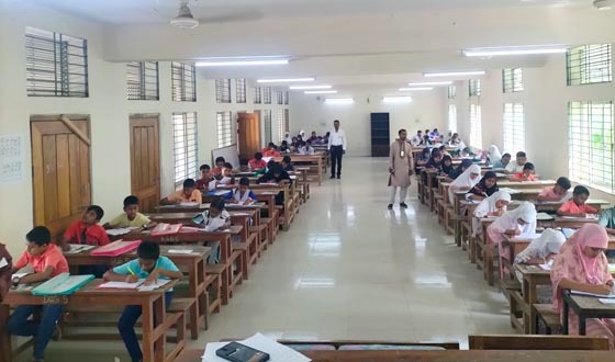 দৌলতখানে প্রাথমিক শিক্ষা কর্মকর্তার পরীক্ষা কেন্দ্র পরিদর্শন