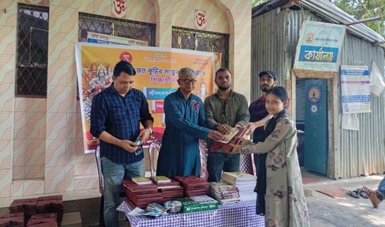 হাটহাজারীতে শিক্ষার্থীদের মধ্যে শিক্ষা সামগ্রী বিতরণ