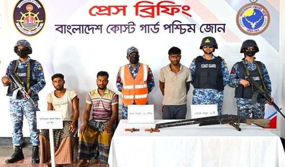 জিম্মি থাকা দুই জেলে উদ্ধার অস্ত্র ও গোলাবারুদসহ আটক ১