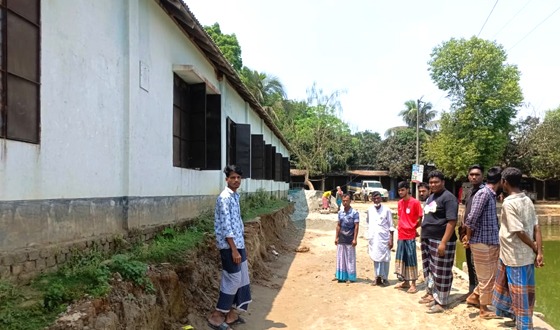 বিদ্যালয়ের দেয়ালে ফাটল, নোটিশ প্রদান করেও হয়নি প্রতিকার
