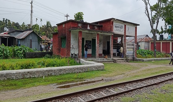২টি রেলস্টেশনের জরাজীর্ণ ভবন, ঝুঁকির মাঝেই চলছে যাত্রীসেবা