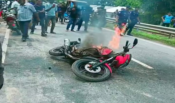 রাজারহাটে পেট্রোল লাইনে দাউদাউ করে জ্বলে উঠলো মোটরসাইকেল