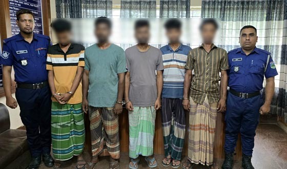 লালপুরে হ্যাকিং চক্রের ৫ সদস্যসহ ৬ জন আটক