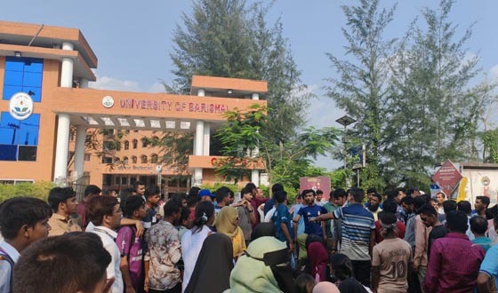 চার দফা দাবিতে ববি শিক্ষার্থীদের মহাসড়ক অবরোধ