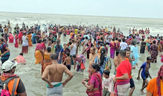 অক্ষয় তৃতীয়ায় সমুদ্রস্নানে হাজারো ভক্ত-অনুসারি
