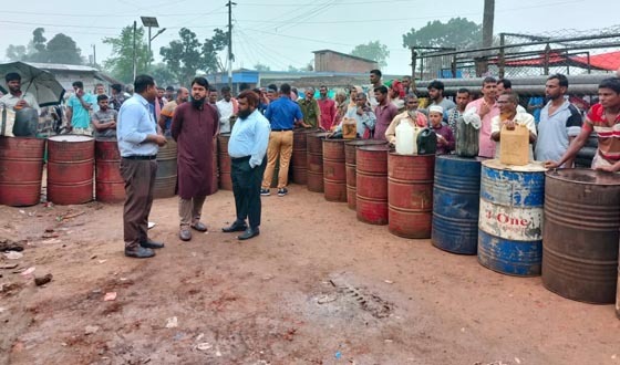 পোরশায় কৃষকদের ডিজেল বিক্রি তদারকীতে ইউএনও