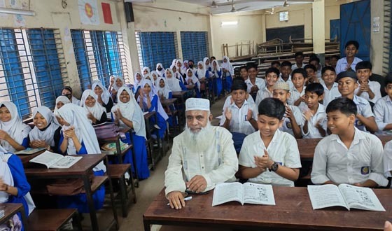 এমপি যখন ক্লাসের মনোযোগী ছাত্র