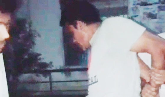 মাদক কারিবারিকে ধরে পুলিশে দিলো ছাত্রদল নেতা