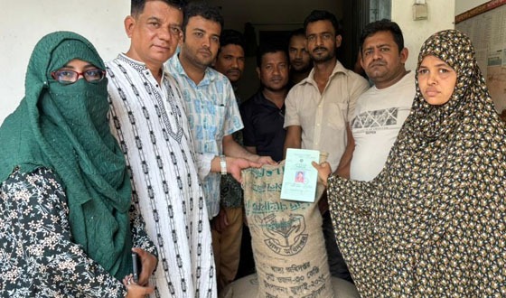 মাহিলাড়ায় ভিডব্লিউবির চাল বিতরণ
