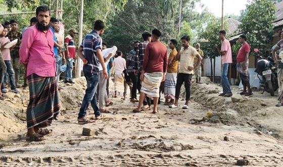 মান্দায় নিম্নমানের উপকরণে রাস্তা নির্মাণের অভিযোগ