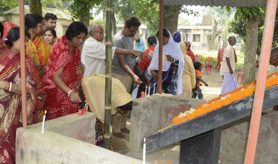 গোমস্তাপুরে মুক্তিযুদ্ধে নিহতের স্মরণে পুষ্প অর্পণ