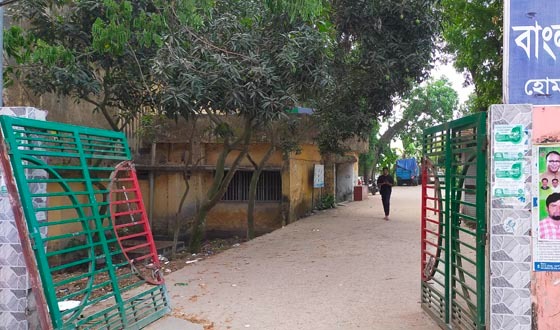 হোমনায় গৃহবধূ ধর্ষণ, থানার ফটক ভেঙে শিক্ষার্থীদের বিক্ষোভ