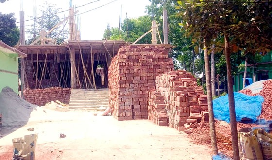 আদালতের নির্দেশ অমান্য করে পাকা বিল্ডিং নির্মান, বাঁধা দেয়ায় হুমকি