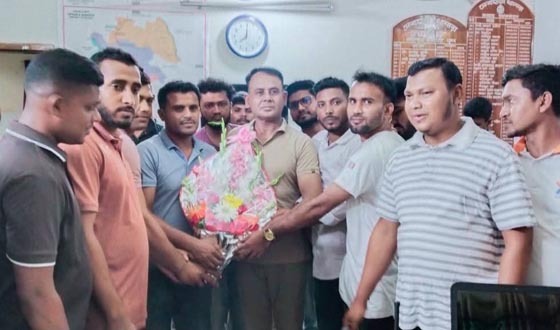 দেবহাটা থানার ওসির সাথে ছাত্রদল নেতৃবৃন্দের শুভেচ্ছা মতবিনিময়