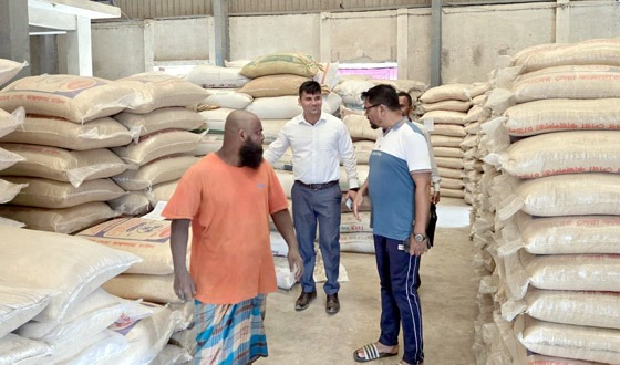 প্লাস্টিকের বস্তায় চাল বিক্রির দায়ে মিল মালিককে জরিমানা