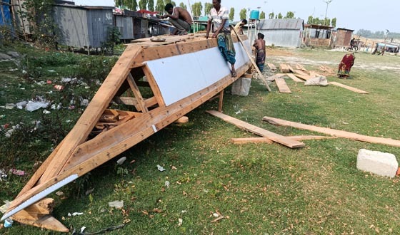 নৌকা তৈরিতে ব্যস্ত সময় পার করছেন কারিগররা