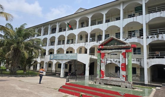 প্রধান কর্মকর্তা শূন্যতায় দুমকিতে উন্নয়ন স্থবির, সেবা পেতে ভোগান্তি