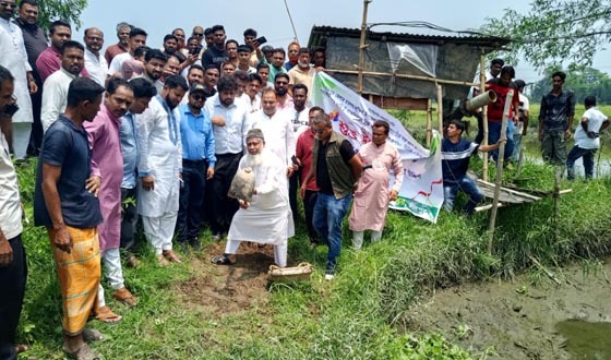 মতলবে খাল পুনঃখনন উদ্ধোধন করলেন এমপি জালাল
