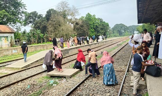 ফুটওভার ব্রিজ না থাকায় ভোগান্তিতে যাত্রীরা