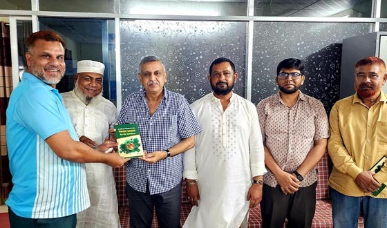 লে: কর্নেল সামসুজ্জামান খানের পিলখানা ট্রাজেডির বইটি প্রদান