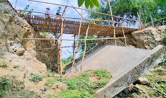 জিকে খালে ভেঙে পড়া সেতুতে বন্ধ যোগাযোগ