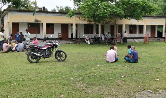 আটোয়ারীর নিতুপাড়া উচ্চ বিদ্যালয়ে তালা মেরে বিক্ষোভ