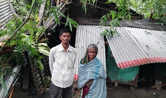 মুক্তাগাছায় কালবৈশাখী ঝড়ে রিক্সাচালকের বসতভিটা বিধ্বস্ত