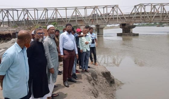 আশাশুনি বাজার ও নদী ভাঙ্গন স্থান পরিদর্শনে নির্বাহী প্রকৌশলী