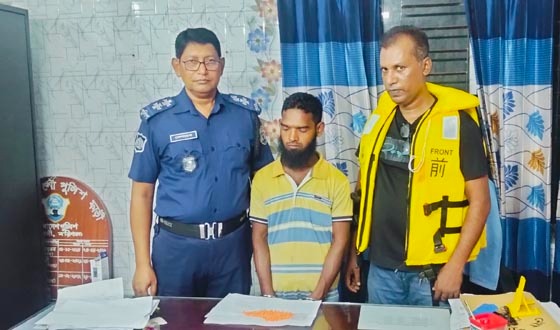 মুলাদীতে নৌ পুলিশের অভিযানে ইয়াবাসহ ট্রলার চালক আটক