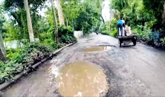 বরিশাল-বানারীপাড়া সড়কে খানাখন্দ, অন্তহীণ জনদুর্ভোগ