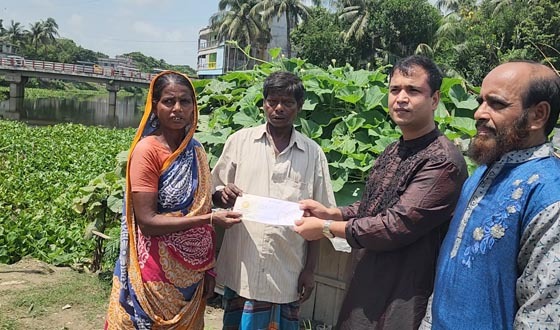 মণিরামপুরে জোহরা দম্পত্তির পাশে দাঁড়ালেন ইউএনও