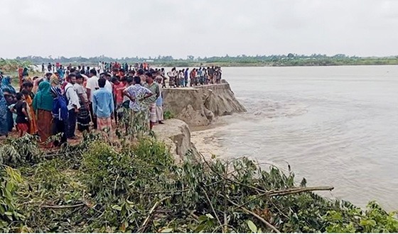 ব্রহ্মপুত্র নদের ভাঙ্গনে বসতভিটা হারিয়ে দিশেহারা অসহায় মানুষ
