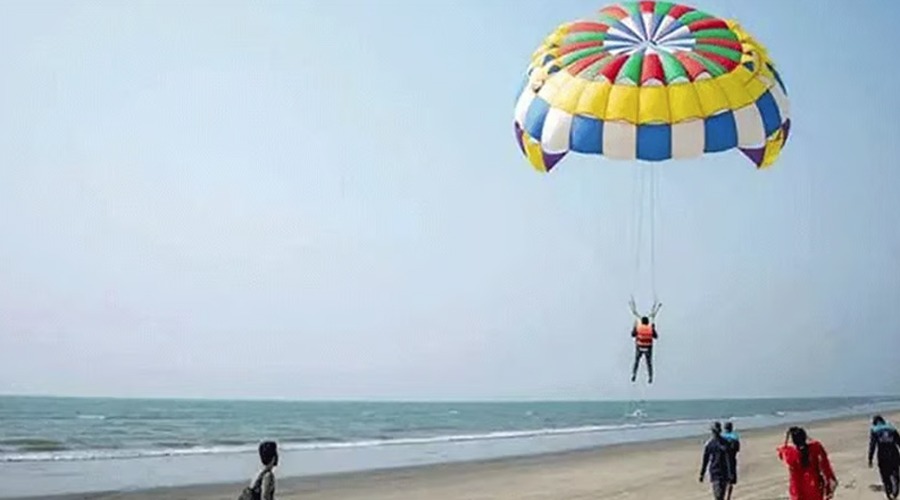 পর্যটকের মৃত্যুর জেরে কক্সবাজারে প্যারাসেইলিং বন্ধ ঘোষণা