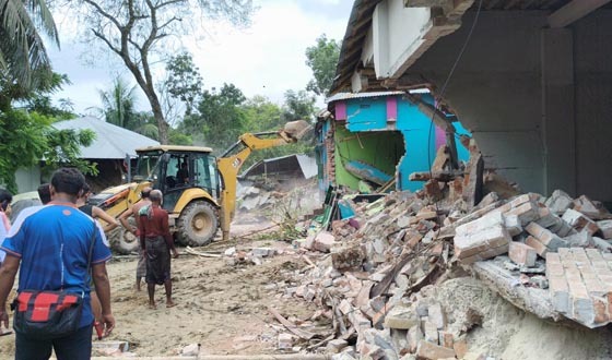 শৈলকুপায় অধিগ্রহণ কৃত জমিতে থাকা স্থাপনা উচ্ছেদ করল প্রশাসন