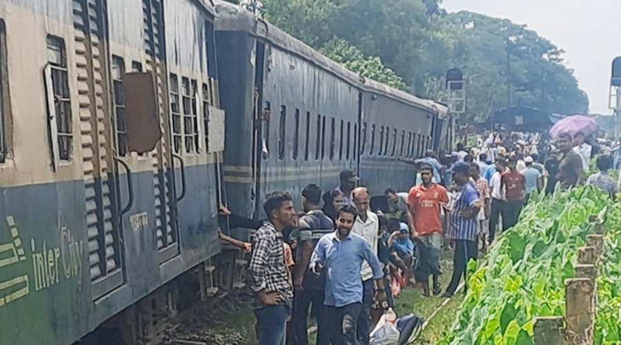 গফরগাঁওয়ে ট্রেনের ৪ বগি লাইনচ্যুত, বন্ধ রেল যোগাযোগ